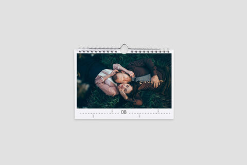 Dos personas yacen juntas en la hierba disfrutando del tiempo