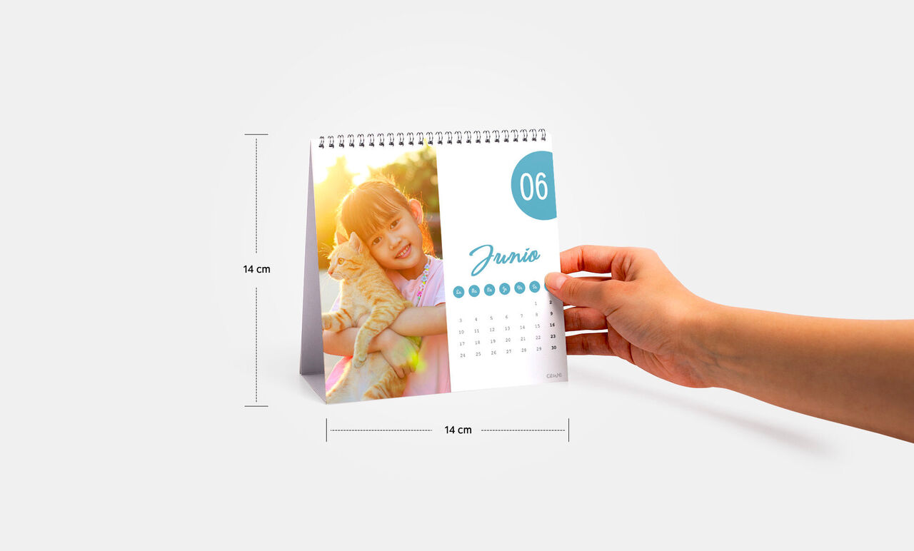 Calendario de mesa cuadrado pequeño: formato 14x14cm.
