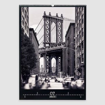 Foto en blanco y negro del puente de Manhattan en Nueva York, con vista a la ciudad frente.