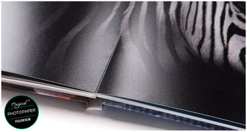 Una página abierta de un álbum con superficie brillante y una impresión nítida en papel fotográfico