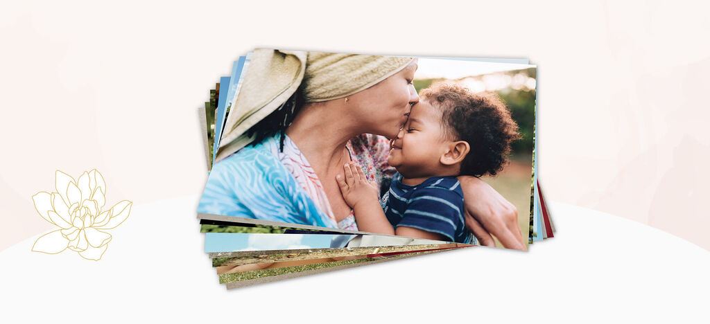 Madre abraza a su hijo tiernamente, ambos ríen felices.