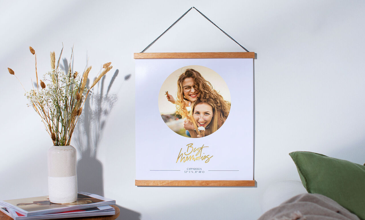Poster con foto personalizada y colgador de madera.