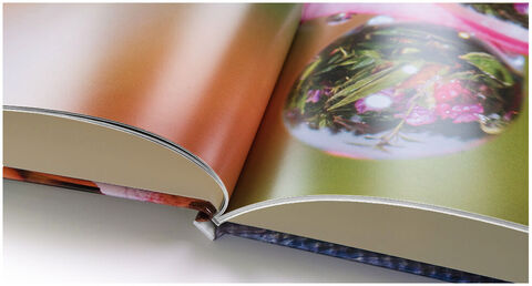 CEWE Fotobuch abierto con coloridas páginas y naturaleza hermosa