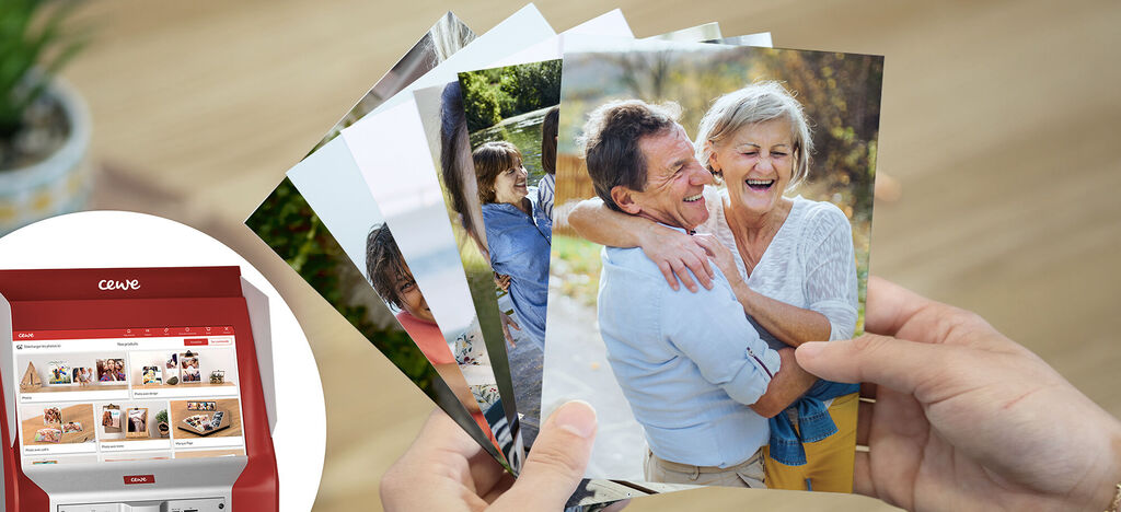 Manos sosteniendo varias fotos de momentos vacacionales, incluyendo recuerdos con amigos y familiares.