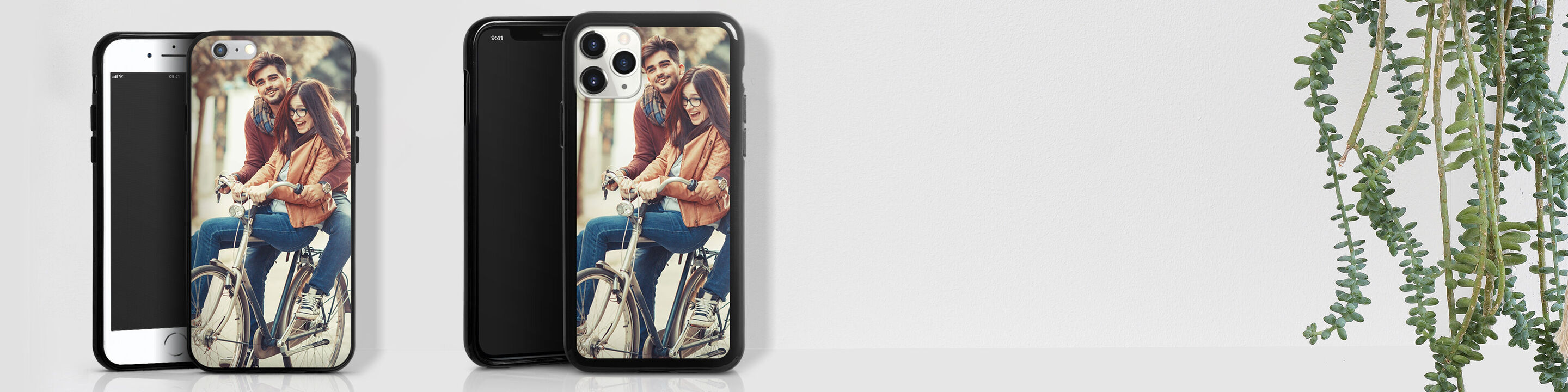 Dos personas felices en bicicletas mostrando sus fundas de teléfono