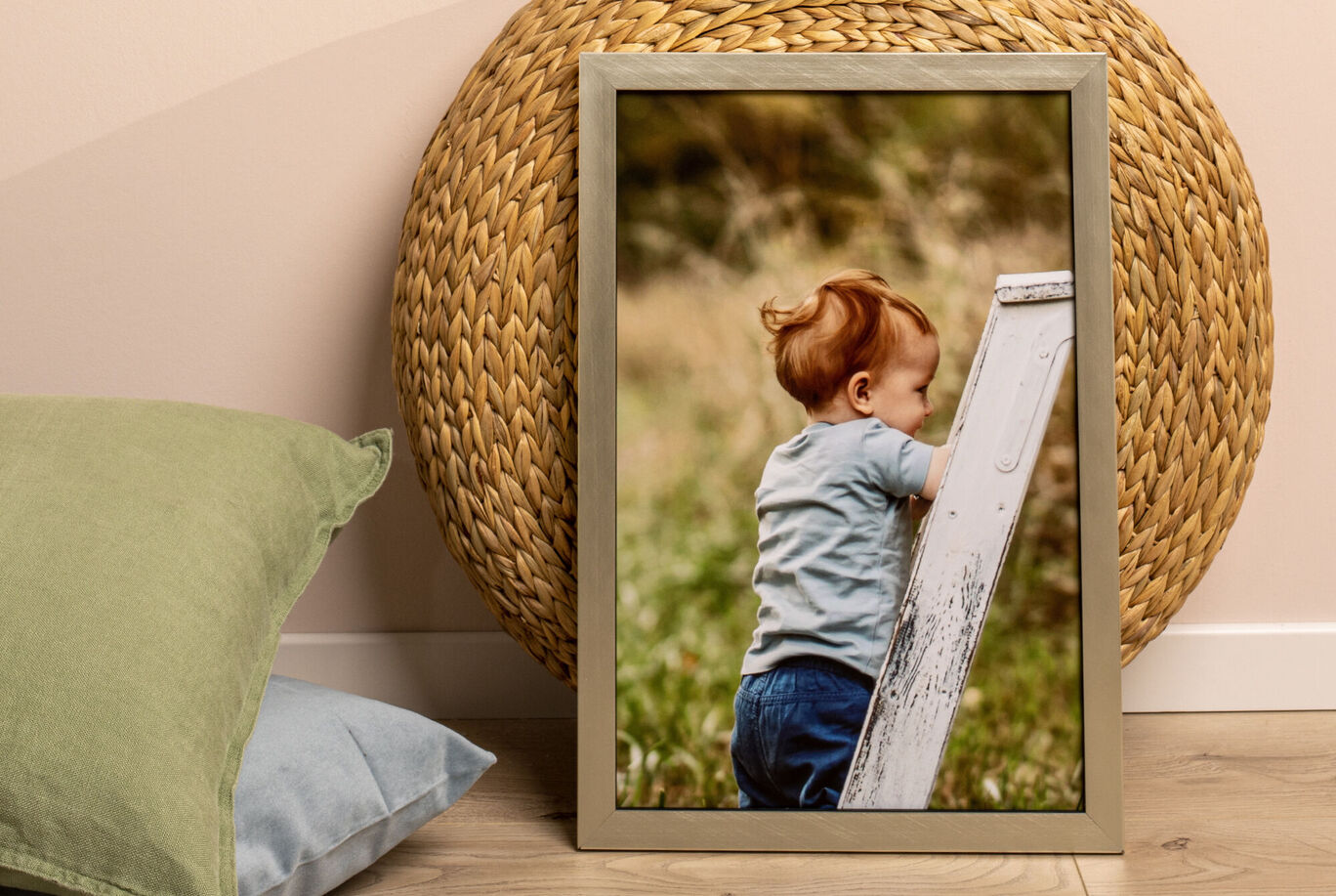 Un pequeño niño juega en una escalera, en un entorno hogareño.