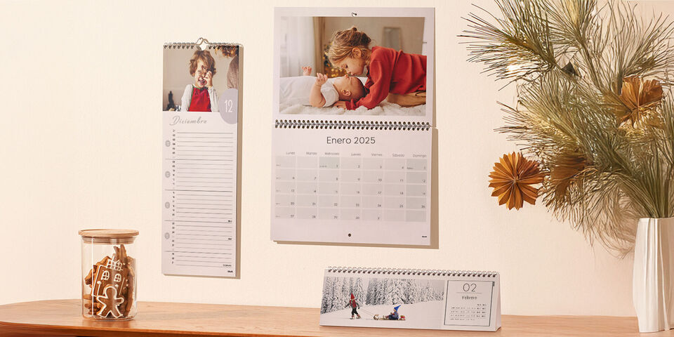 Un hermoso calendario de pared muestra una foto amorosa de dos niños jugando. El calendario tiene un resumen mensual con el mes actual de enero de 2025.