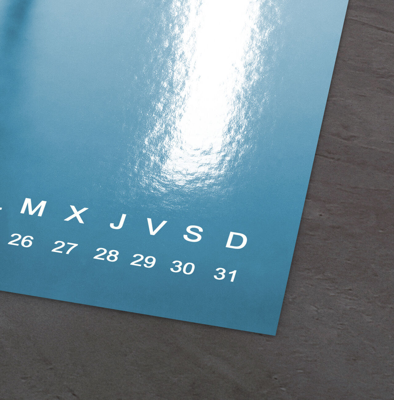 Un calendario elegante con un diseño minimalista en suaves tonos azules.