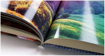 Vista de una página abierta en el CEWE Fotolibro con motivos de prados coloridos.