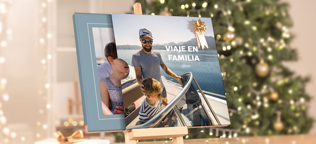 Un miembro de la familia observa un álbum CEWE sobre su viaje.