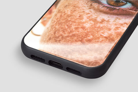 Vista detallada de un teléfono con una foto de una persona que fue fotografiada con el teléfono