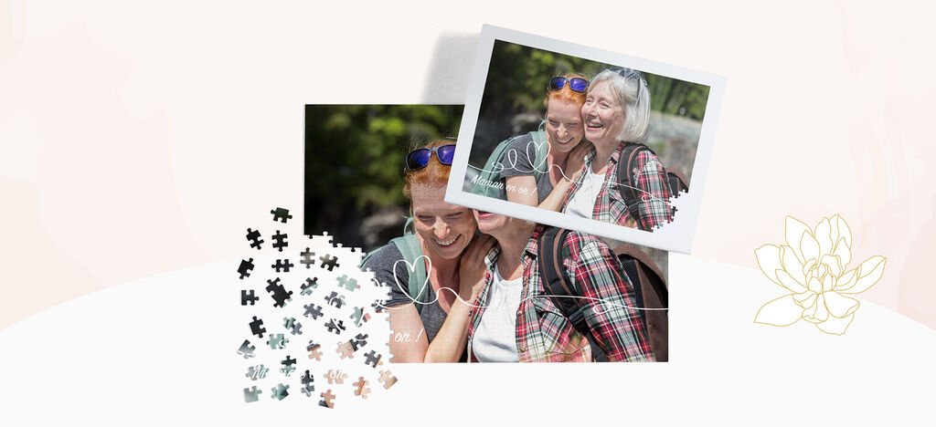 Dos mujeres disfrutan del tiempo al aire libre, rodeadas de piezas de puzzle