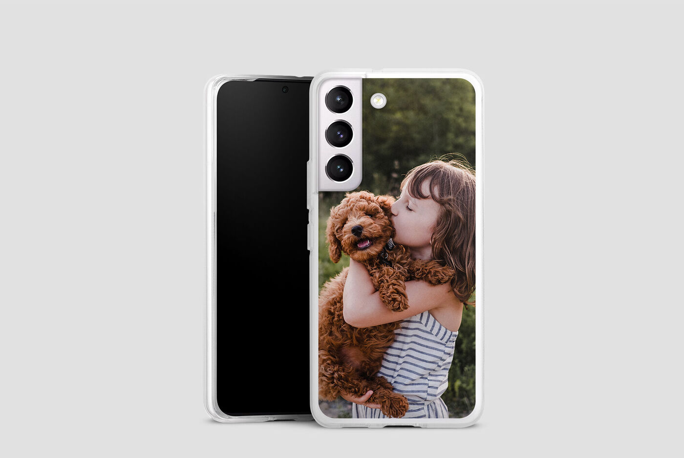 Un niño sostiene un perro en los brazos.