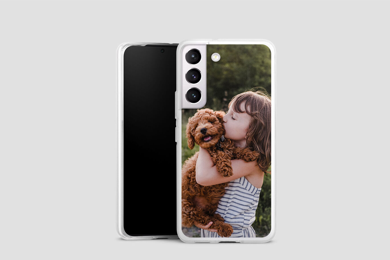 Un niño sostiene un perro en los brazos.