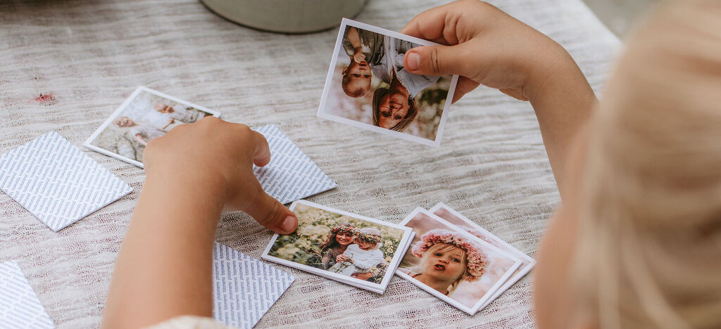 Un niño mira con cariño fotos de amigos y familia.