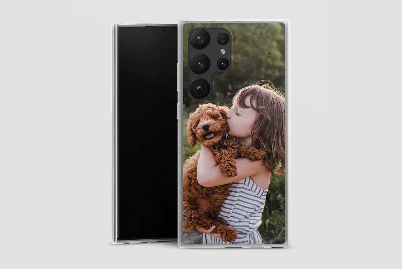 Un niño sostiene un perrito en brazos y sonríe feliz.