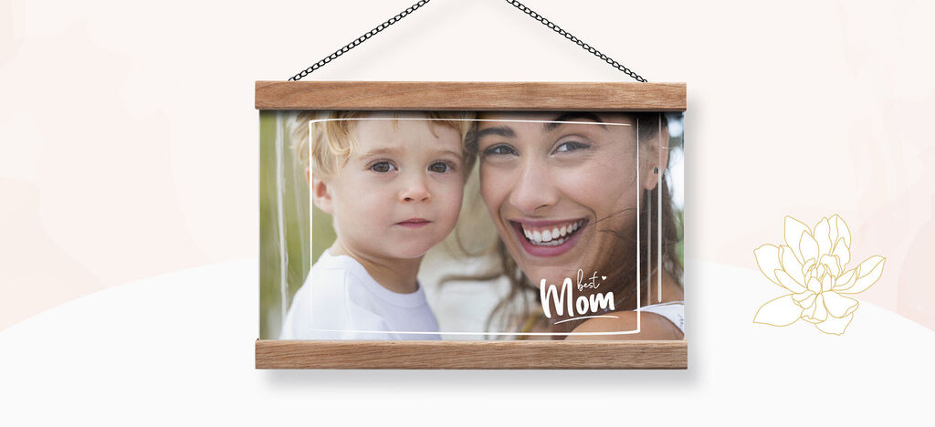 Una foto amorosa de dos niños que juegan y ríen alegremente