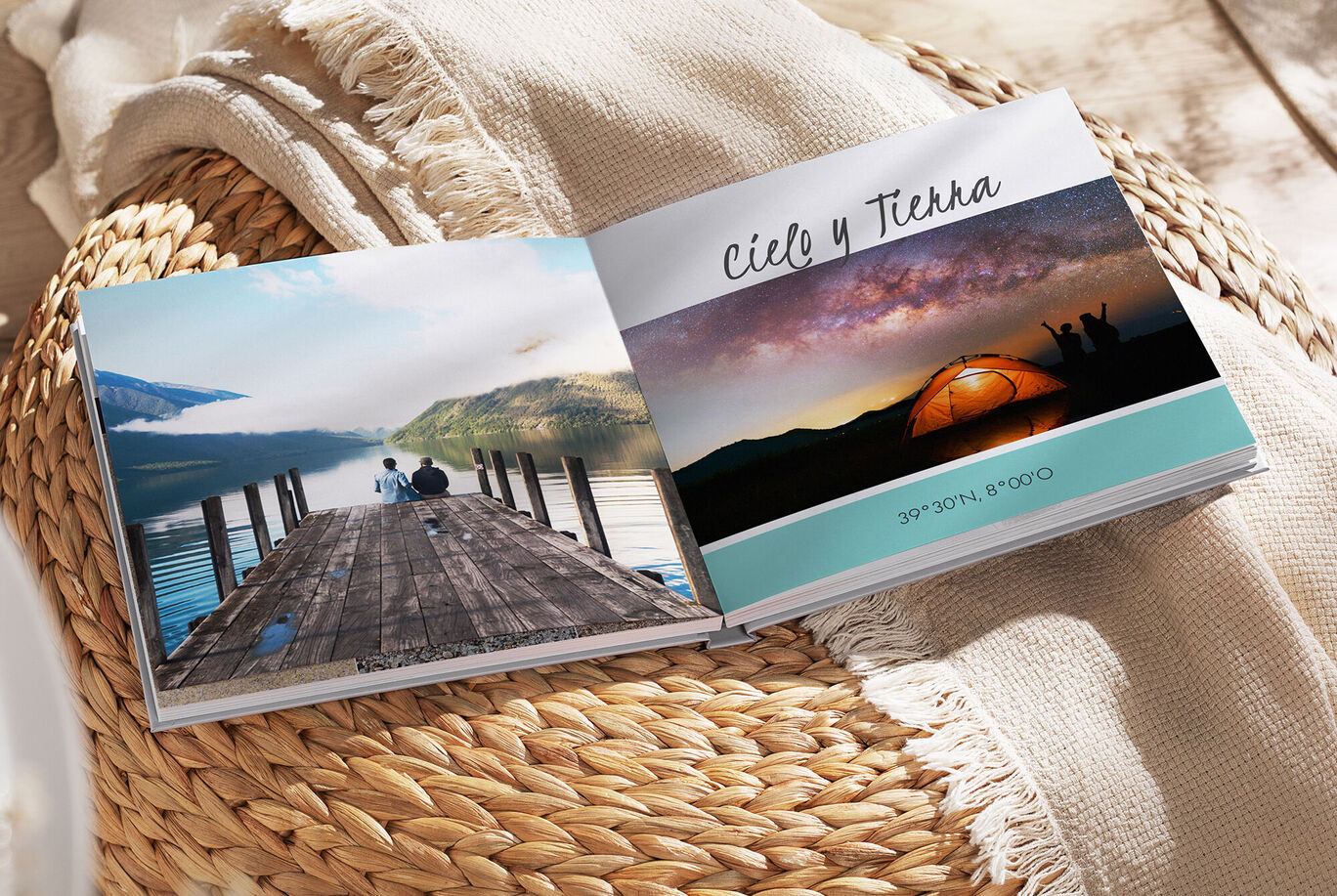 Dos personas sentadas en un muelle disfrutando de la vista de un lago y un hermoso atardecer.