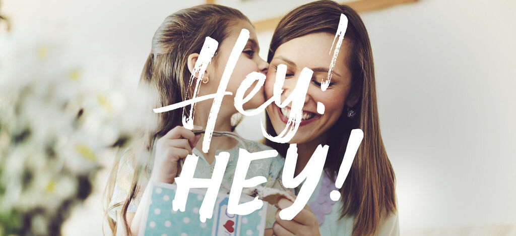 Dos niñas con auriculares escuchan música y ríen juntas.