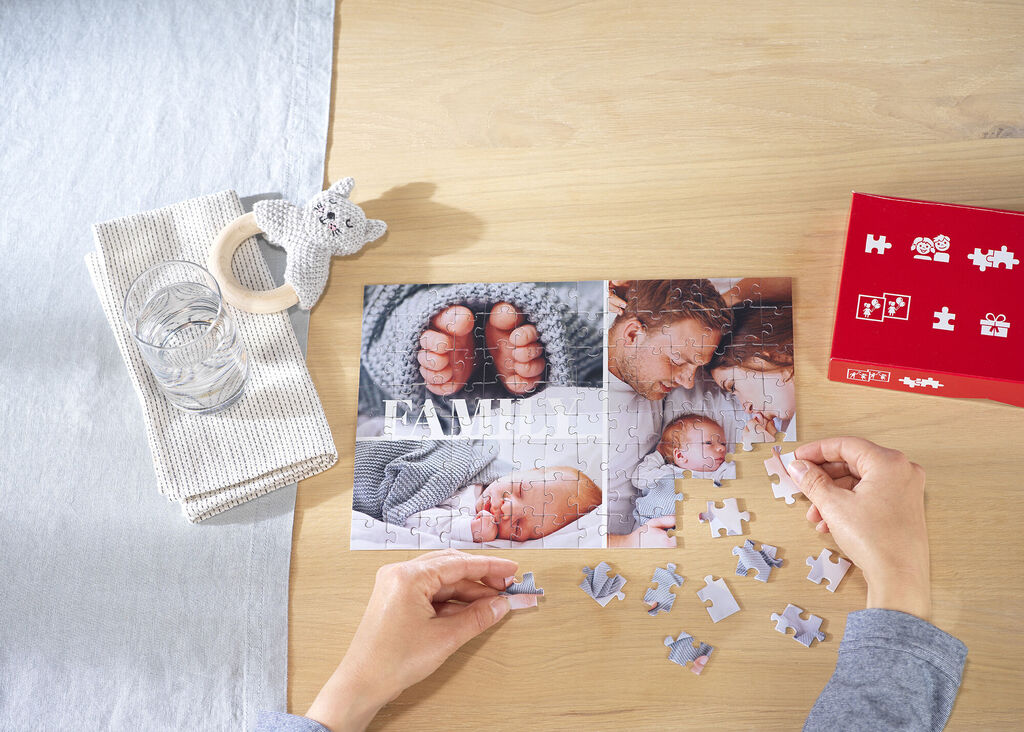 Un rompecabezas amoroso muestra pies de bebé y una sonrisa. Es un recuerdo creativo.