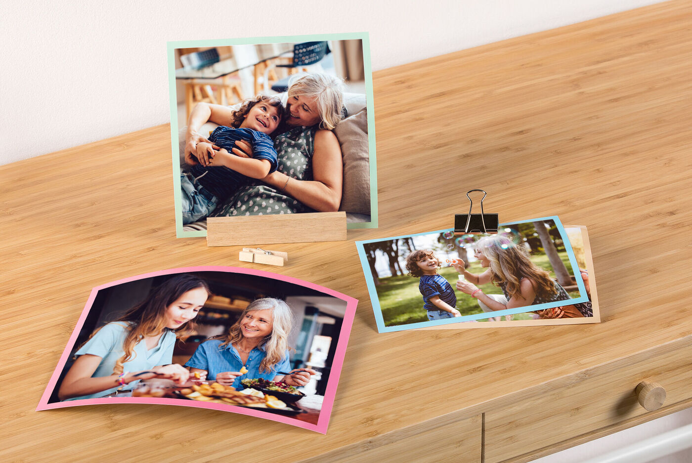 Una familia feliz presenta sus fotos sobre una mesa. Las imágenes capturan momentos felices.