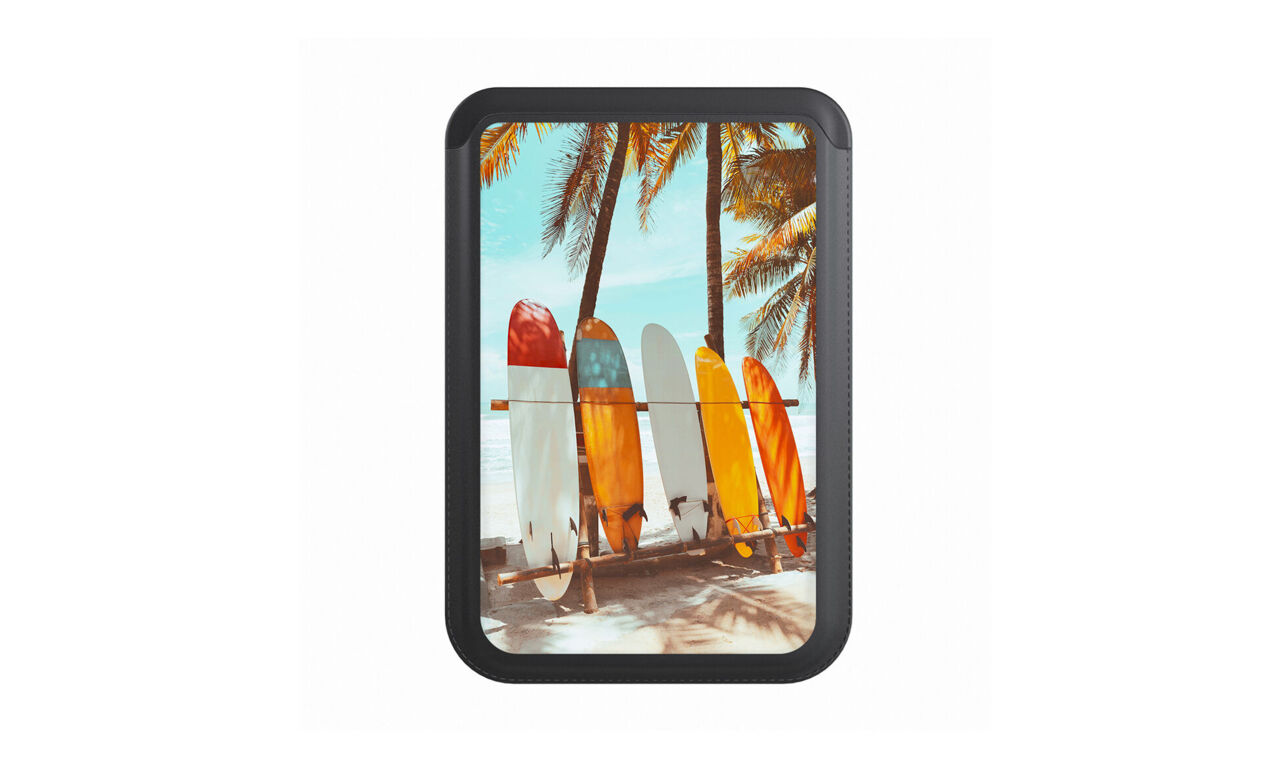 Tarjetero para fundas personalizadas CEWE. Vista frontal con un ejemplo de una foto con tablas de surf.
