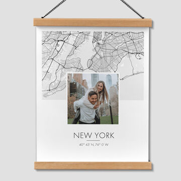 Póster con un mapa de Nueva York y la foto de una persona feliz.