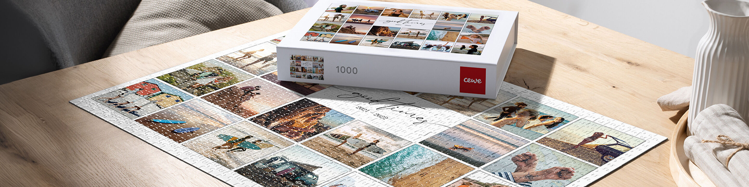 Puzzle con fotos de vacaciones coloridas sobre una mesa