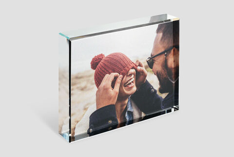 Una pareja en un momento cariñoso en la playa.