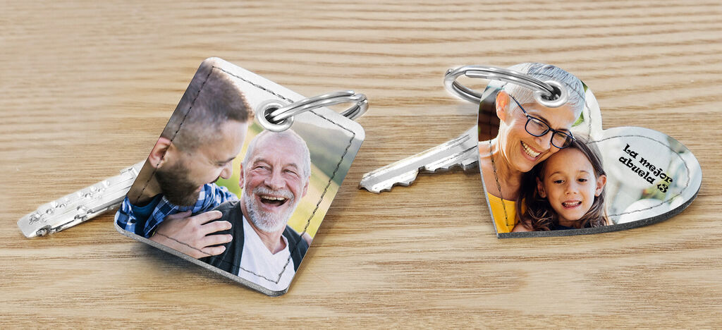 Dos llaveros con fotos personales, uno rectangular y otro en forma de corazón.