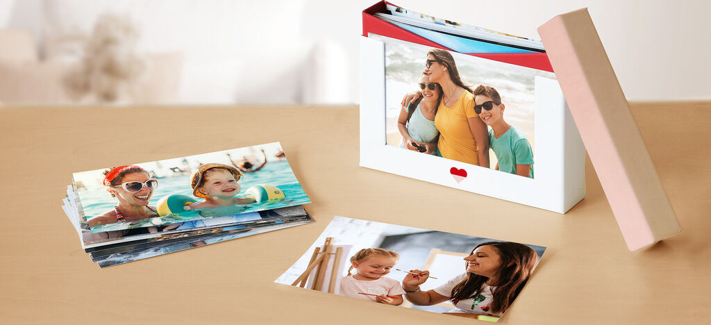 Una familia amable disfruta momentos juntos con fotos en un marco de presentación.