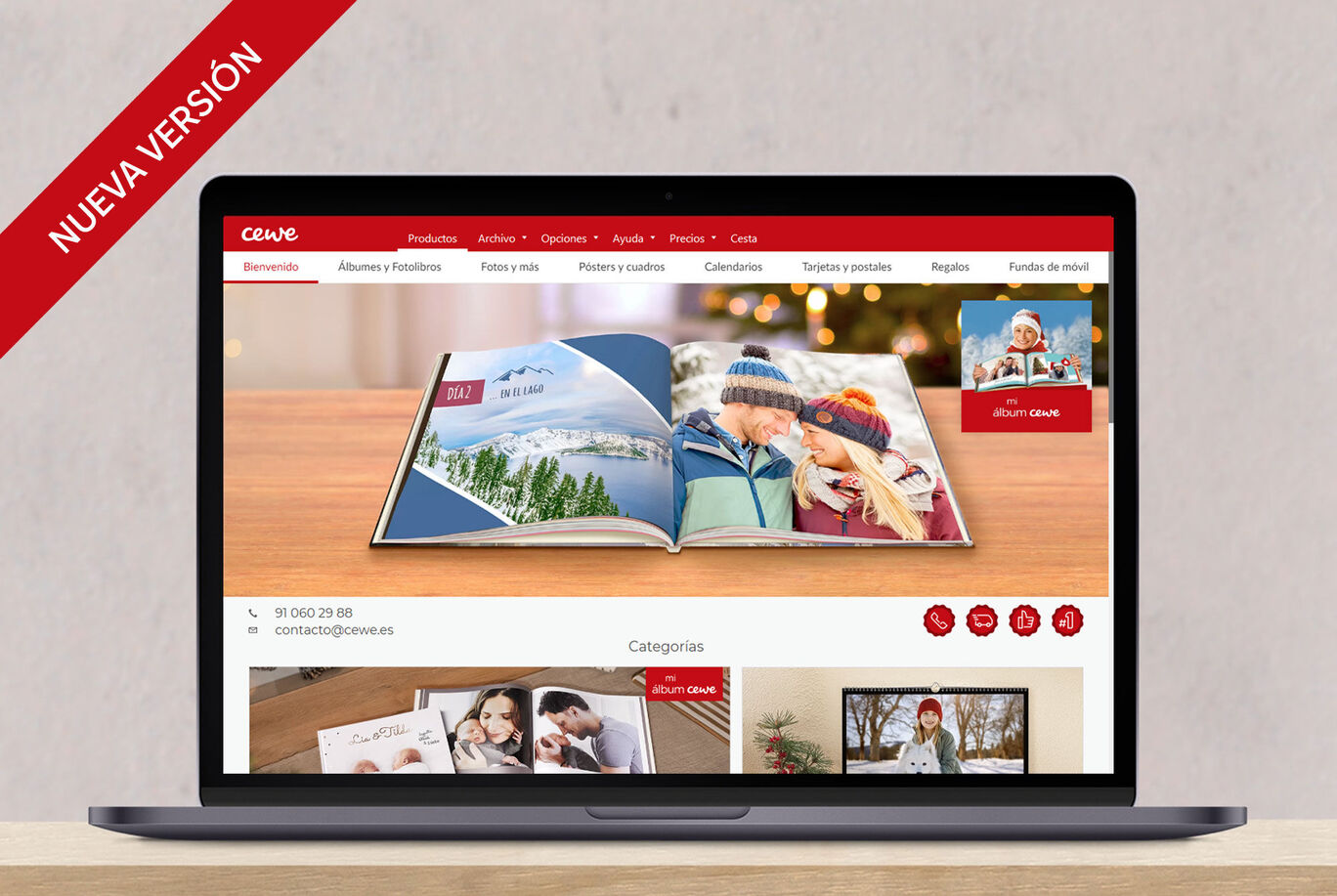 Portátil muestra la nueva versión del álbum CEWE sobre una superficie de madera elegante.