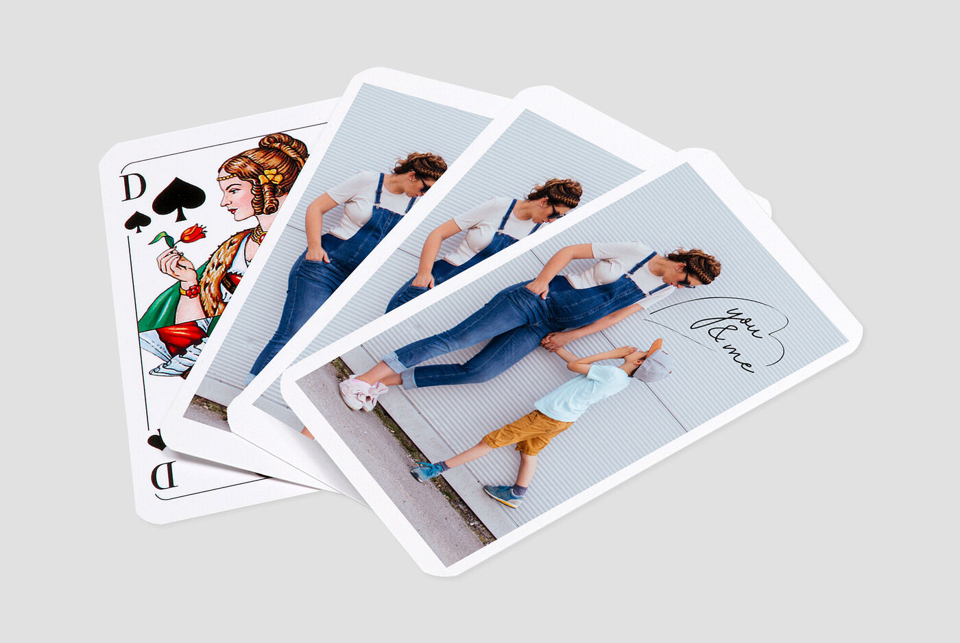 Cartas con un diseño creativo que muestra a una madre con su hijo. Las cartas son coloridas y alegres.