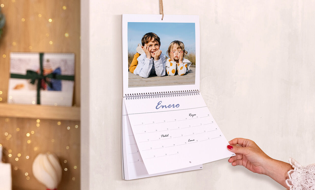 calendario doble página navideño para decorar la pared.