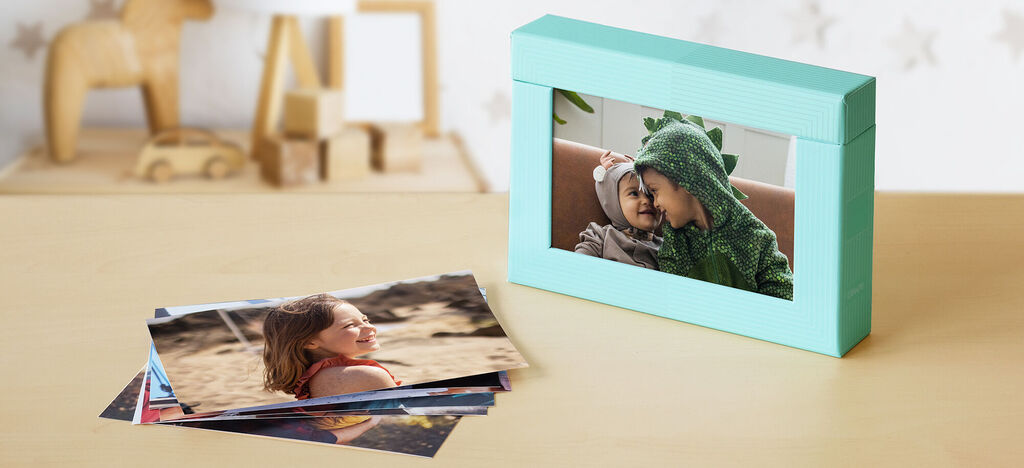 Un álbum de fotos turquesa con una persona en disfraz de dragón en la portada.