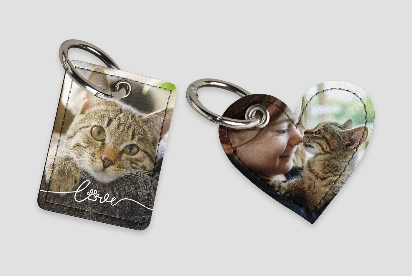 Dos llaveros en diferentes formas con motivos de gatos