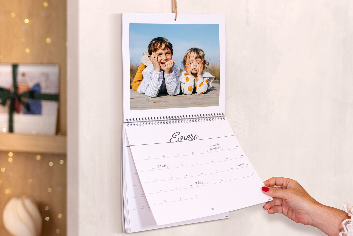 calendario de pared personalizado con fotos del año. Empieza en enero y se ve que es para un periodo navideño.