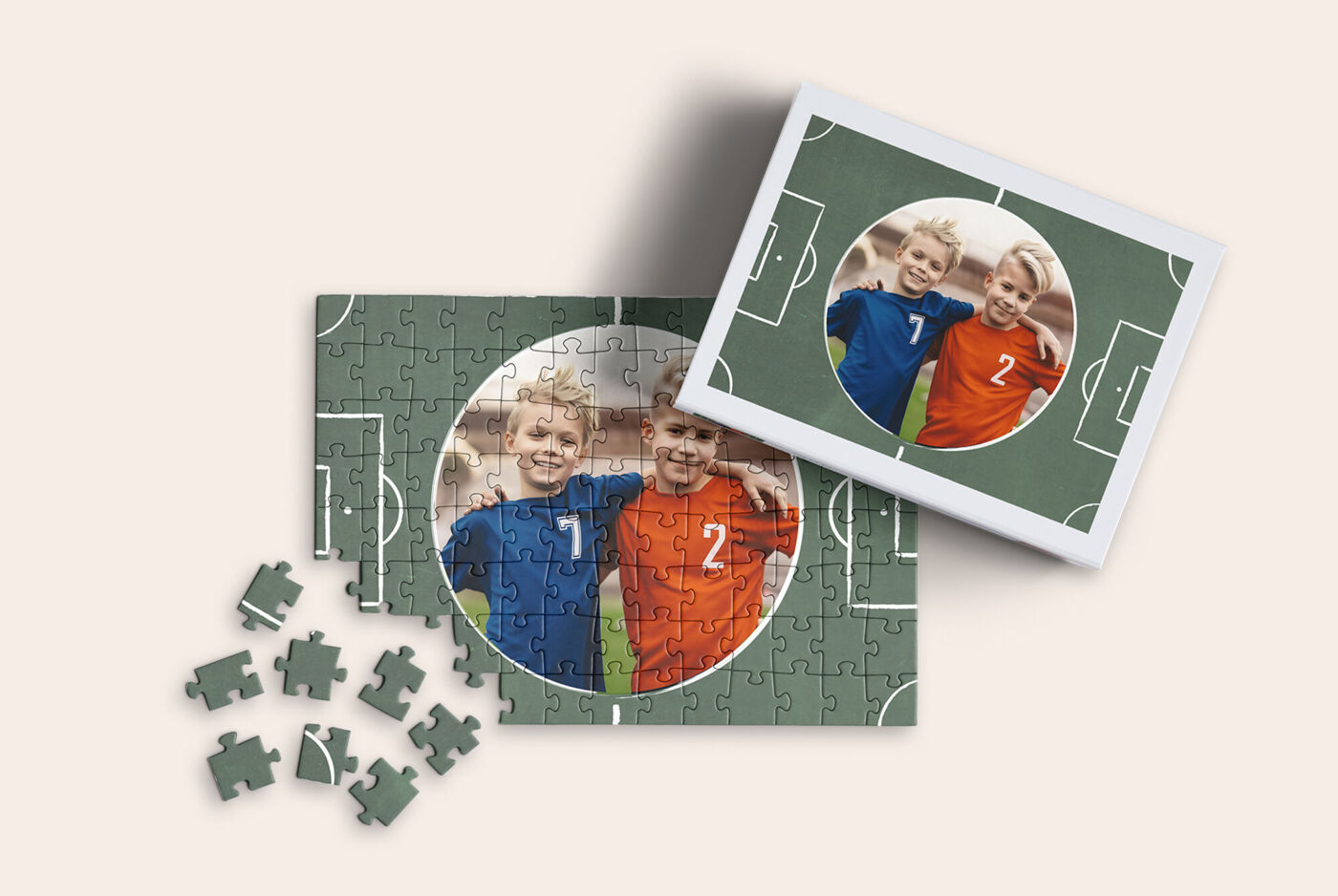Puzzle personalizado con foto, 100 piezas. El rompecabezas tiene una foto con una plantilla creativa de fútbol con dos niños.