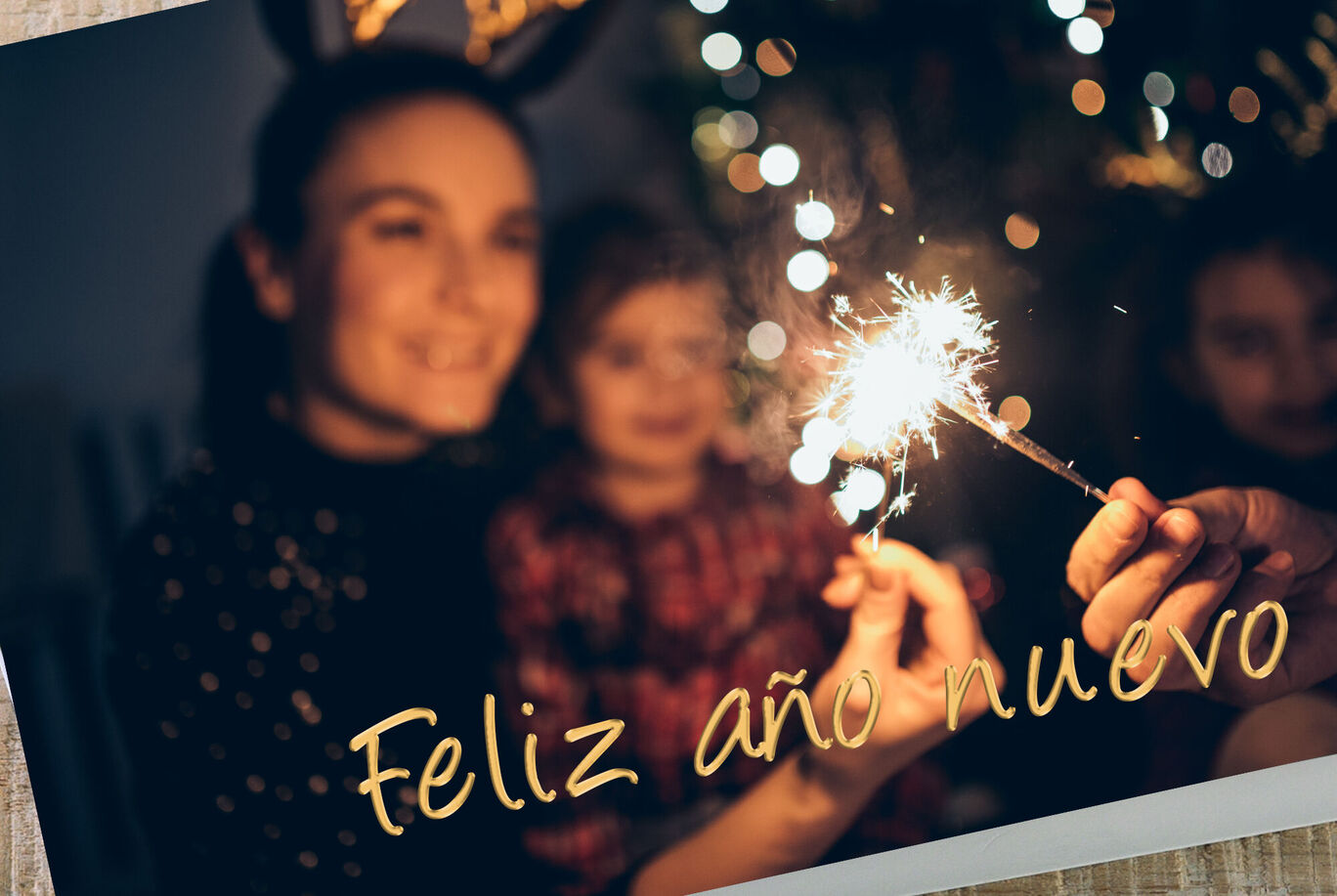 Una feliz celebración de Año Nuevo con una chispa. Dos personas celebran con una bengala en la mano.