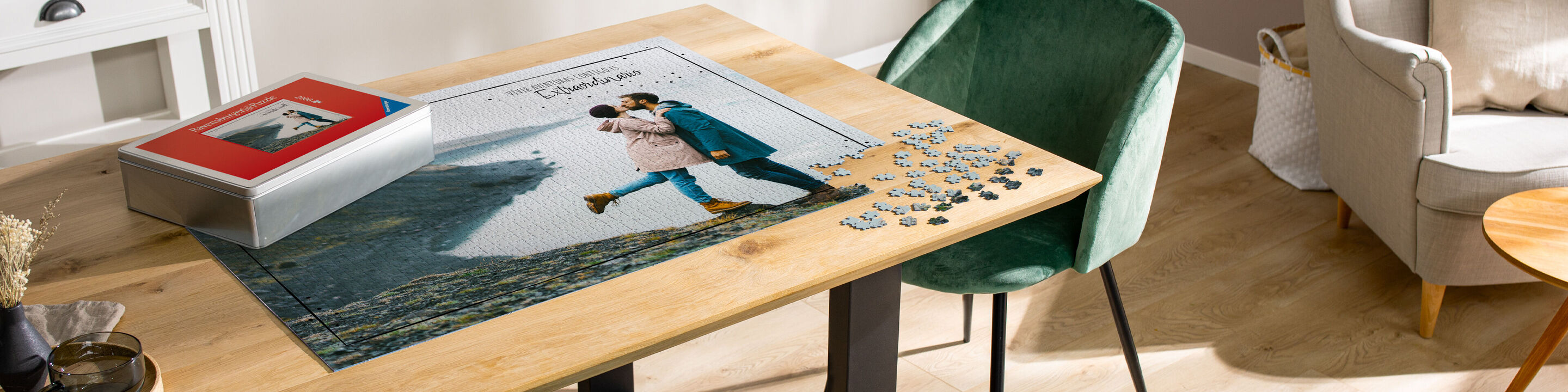 Una mesa bellamente decorada con un libro CEWE, un rompecabezas y una hermosa vista de la naturaleza.