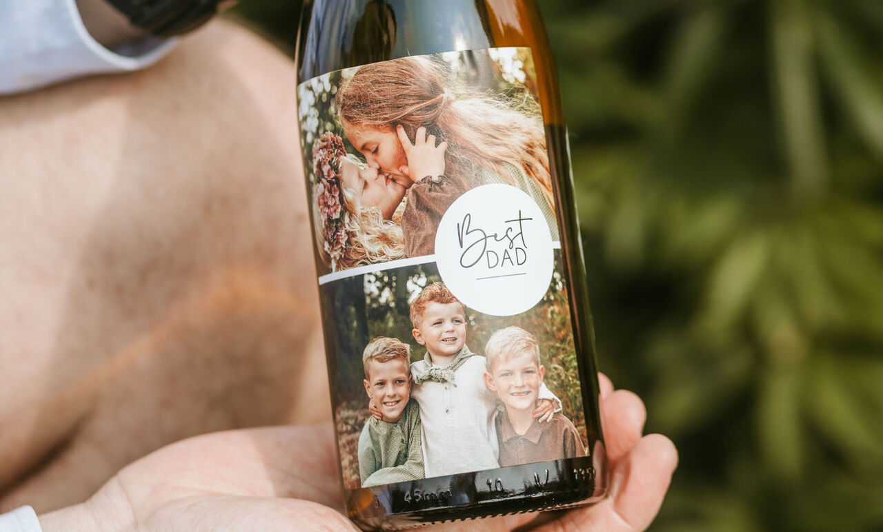 Etiqueta personalizada con botella de vino. Añade la foto que quieras y disfruta de los buenos momentos.