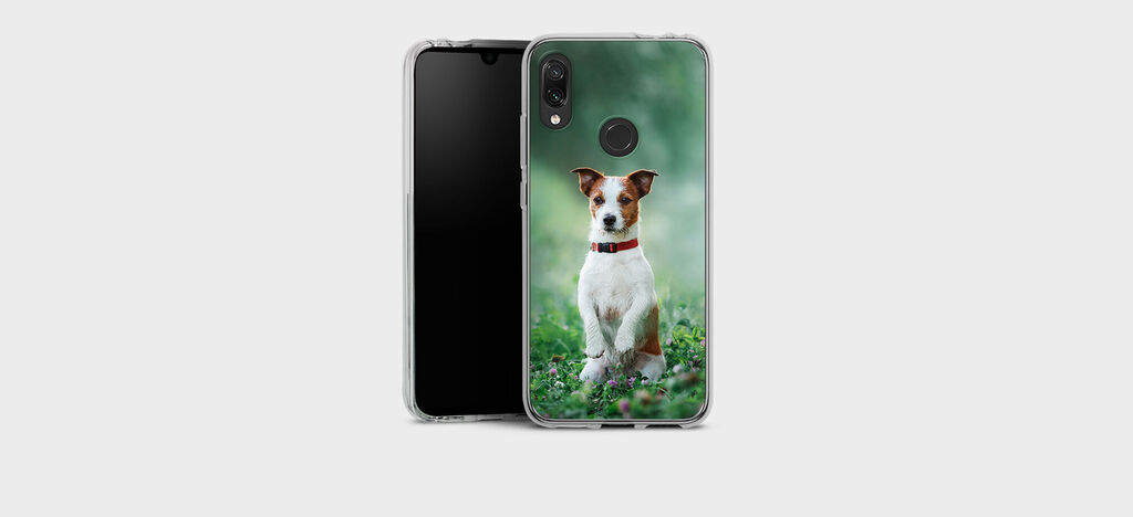 Funda clara de móvil con imagen de un perro en un prado verde