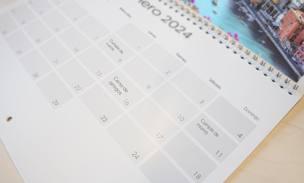 Hoja de calendario de febrero 2024 con campos vacíos y una imagen colorida.