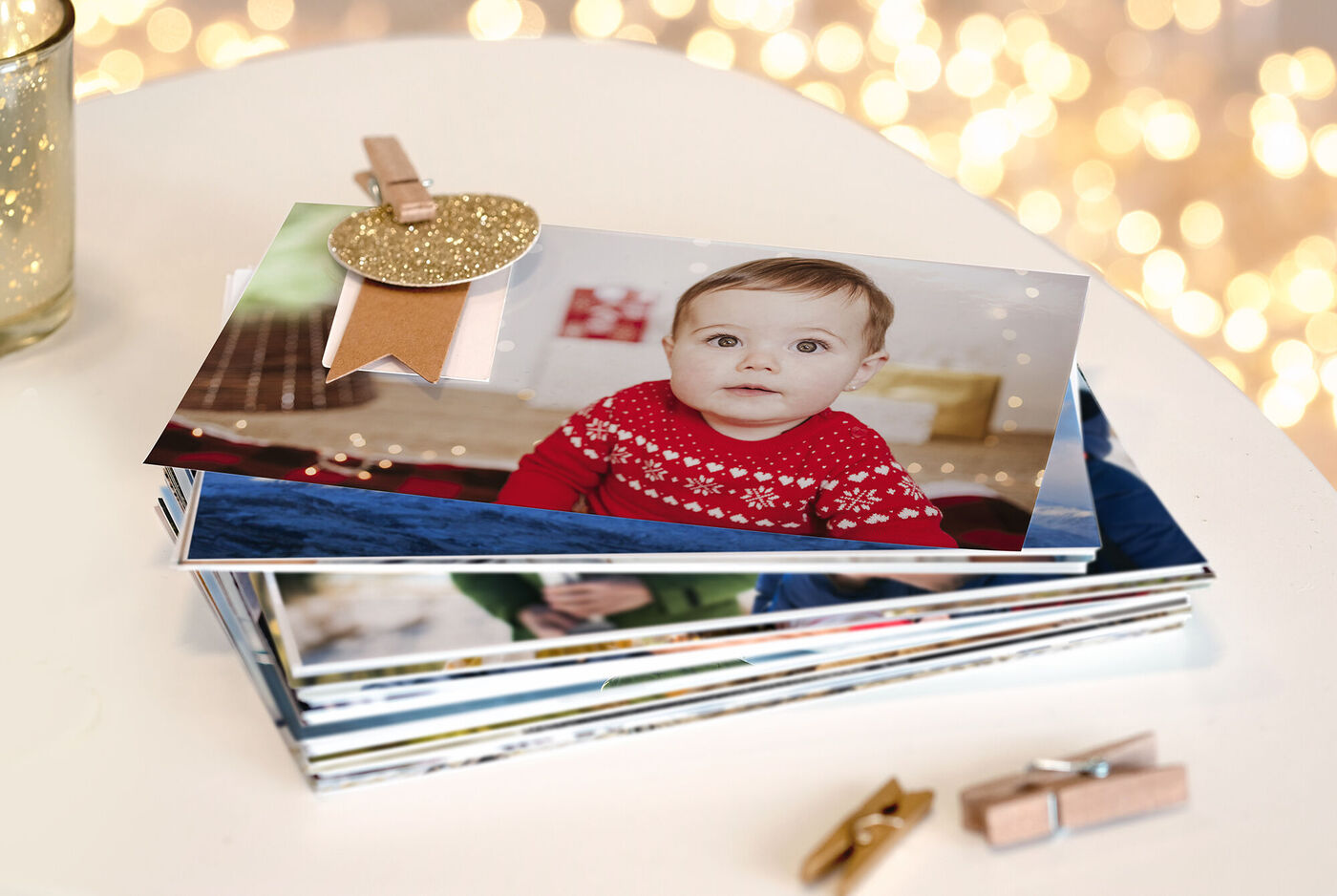 Libro de fotos CEWE con imágenes festivas y decoración sobre una mesa