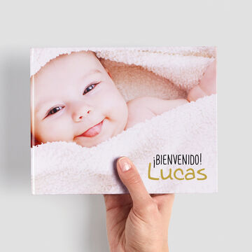Un álbum fotográfico hecho con amor de un momento especial que da una cálida bienvenida.
