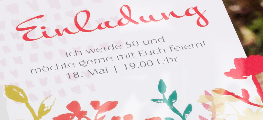 Tarjeta de invitación para la fiesta de 50 años con coloridos motivos de flores