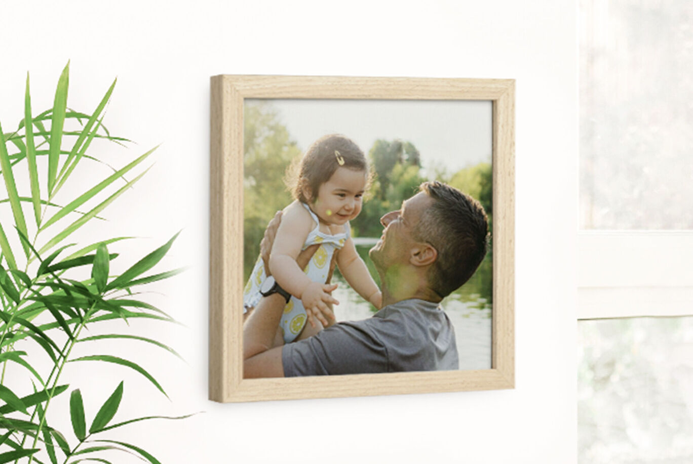 Un padre levanta alegremente a su hijo en un lugar tranquilo.