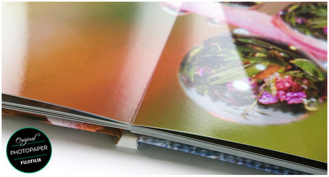 Fotobuch de alta calidad con páginas brillantes mostrando coloridos vasos