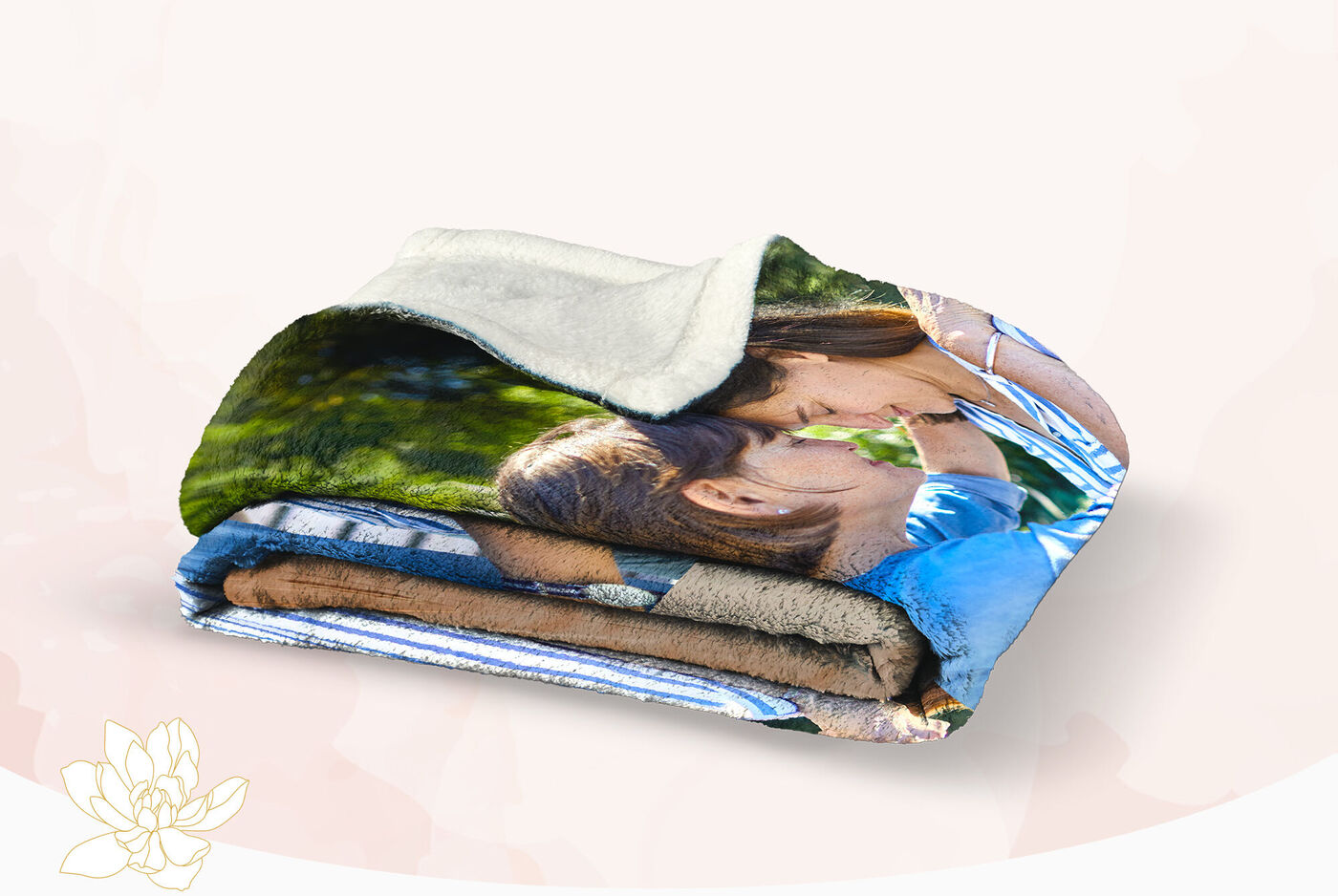 Suave manta que muestra a una pareja romántica, doblada sobre un fondo claro.