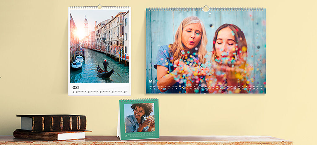 Hermoso calendario de fotos colgado en la pared, con fotos vívidas y acentos coloridos.